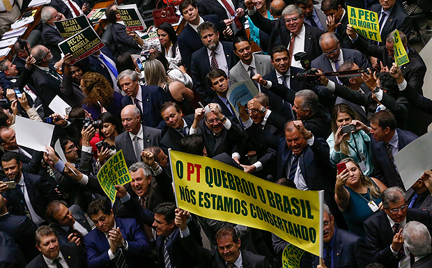Deputados da base do governo Temer comemoram a aprovao da PEC do Teto dos Gastos