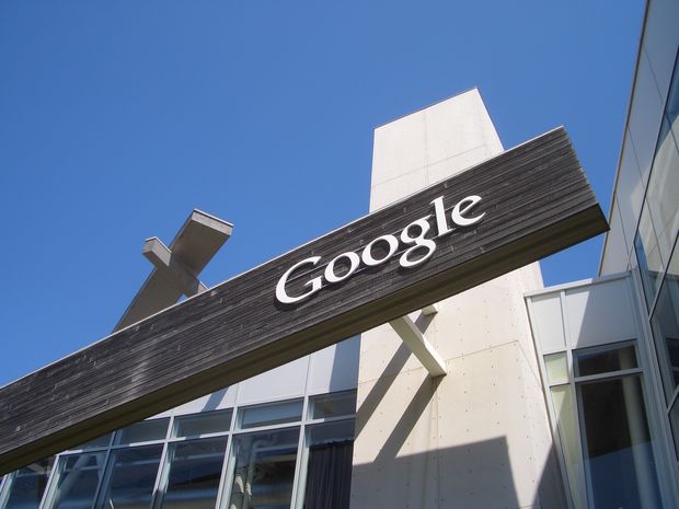 Placa com logo do Google no exterior da cafeteria da empresa nos EUA