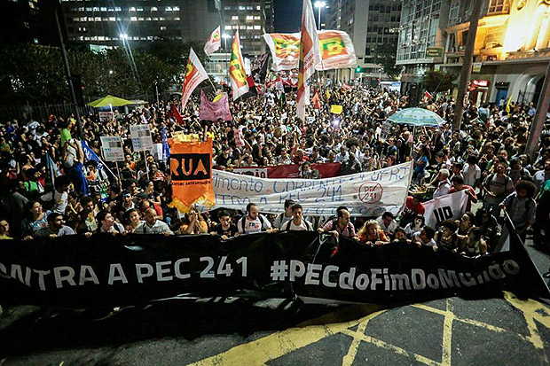 Manifestantes protestam contra a PEC 241, que limita os gastos pblicos, no Rio de Janeiro