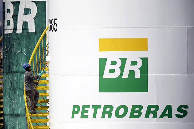 Trabalhador pinta tanque da Petrobras em Braslia, Brasil