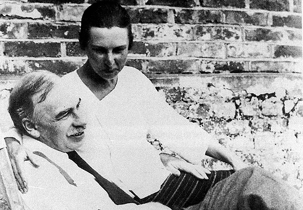 O economista ingls John Maynard Keynes, aos 53 anos, com sua mulher, a bailarina Lydia Lopokova, em 1936