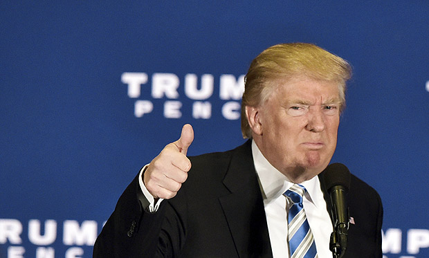 Republican presidential nominee Donald Trump gives the thumbs-up after speaking at a campaign event at the Eisenhower Hotel in Gettysburg, Pennsylvania on October 22, 2016. / AFP PHOTO / MANDEL NGAN ORG XMIT: MNN015