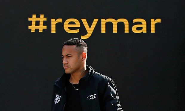 Barcelona's soccer player Neymar takes part in a commercial event near Camp Nou stadium in Barcelona, Spain October 27, 2016. REUTERS/Albert Gea ORG XMIT: BAR004