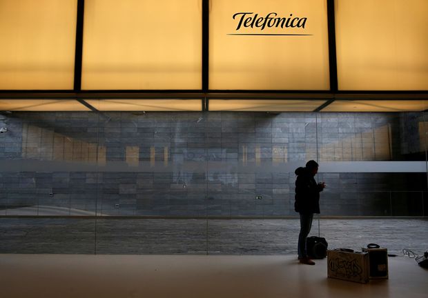 Logo da Telefnica na sede da empresa em Madri, Espanha
