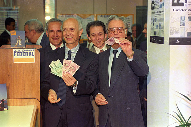 O ento ministro Rubens Ricupero e o presidente Itamar Franco mostram notas de real em 1994