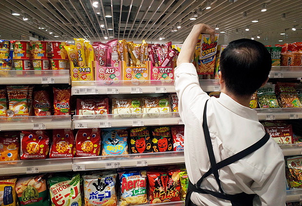 A store assistant arranges Japanese snacks at a supermarket in Singapore October 6, 2016. Picture taken October 6, 2016. REUTERS/Edgar Su ORG XMIT: ESU802