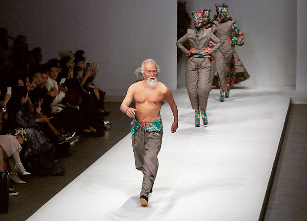  Wang Deshun displays a new creation by Chinese fashion designer Sheguang Hu during the fall/winter 2015 China Fashion Week in Beijing, March 25, 2015. Wang, an 80-year-old runway model, is reshaping the way China views its elders. (Quan Yajun via The New York Times) -- NO SALES; FOR EDITORIAL USE ONLY WITH CHINA HOTTEST GRANDPA BY DIDI KIRSTEN TATLOW FOR NOV. 4, 2016. ALL OTHER USE PROHIBITED. --. - XNYT51 