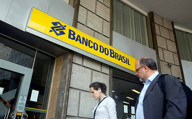 People walk in front of a Banco do Brasil branch in downtown Rio de Janeiro December 15, 2014. REUTERS/Pilar Olivares/File Photo GLOBAL BUSINESS WEEK AHEAD PACKAGE - SEARCH 'BUSINESS WEEK AHEAD NOV 7' FOR ALL IMAGES ORG XMIT: BWA310