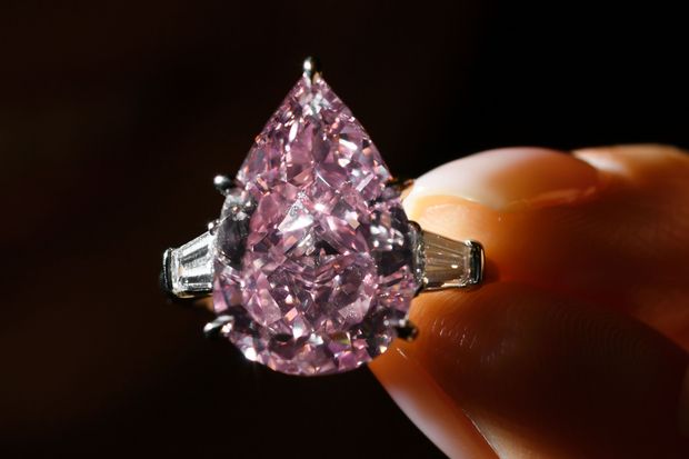 Diamante rosa de 9,14 quilates que vai a leilo nesta semana