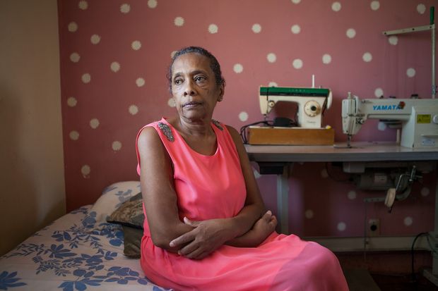Regina Santos, 57, que sofre de doena hereditria crnica