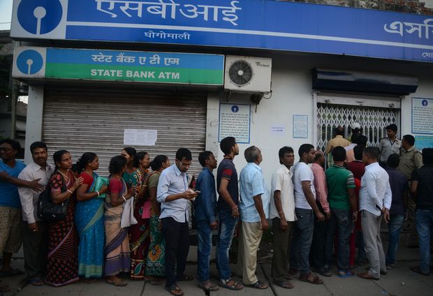 Indianos em fila de caixa automtico esperam para trocar notas de 500 e 1.000 rpias