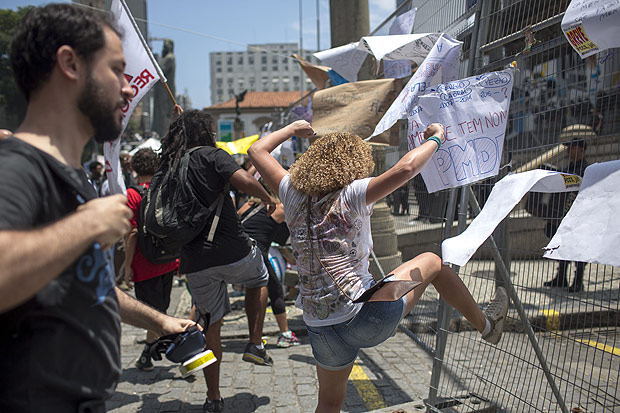 Protesto de servidores, no Rio, contra pacote de ajuste fiscal proposto pelo governador Pezo