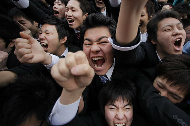 Estudantes japoneses durante cerimônia de busca de emprego no Japão