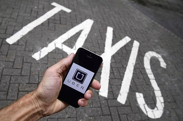 Usurio mostra aplicativo do Uber no celular; Planalto sinaliza que vetar emendas aprovadas