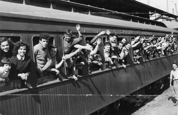 SANTOS, SP, BRASIL, 02-10-1952: Imigrantes italianos acenam durante embarque em trem no cais de Santos, em Santos (SP). O trem conduz a leva de imigrantes para a cidade de So Paulo. (Foto: Acervo UH/Folhapress)