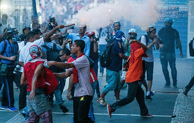 Manifestantes tentaram invadir o prdio da Fiesp, na avenida Paulista, em So Paulo