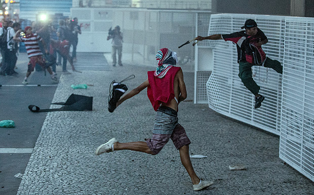 SAO PAULO, SP, BRASIL, 13-12-2016, 19h30: Manifestantes tentam invadir o predio da FIESP, na avenida Paulista, em Sao Paulo. A Frente Povo Sem Medo, juntamente com a Frente Brasil Popular, organizaram uma grande manifestacao de denuncia da PEC 55. (Foto: Eduardo Anizelli/Folhapress, COTIDIANO)
