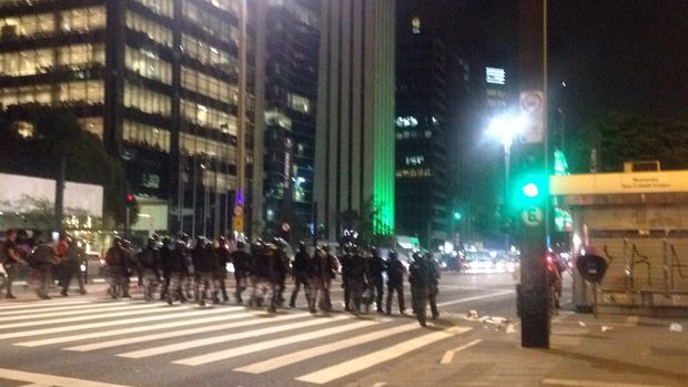 Tropa de Choque segue manifestantes que caminham para a avenida Brigadeiro Luis Antnio