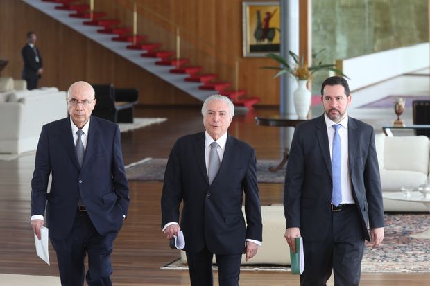 Presidente Michel Temer entre os ministros Henrique Meirelles (esq.) e Dyogo Oliveira (dir.)