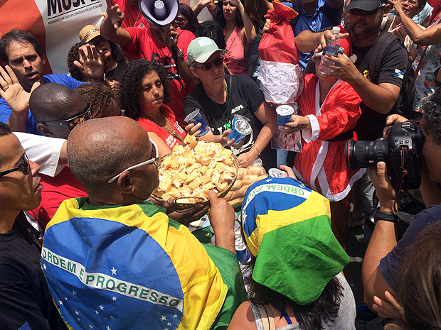 Servidores fazem 'ceia da misria' com po e gua para protestar contra medidas do governador Pezo