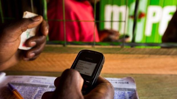 No Qunia e na Tanznia, servio digital de transaes M-Pesa  adotado por milhes de pessoas