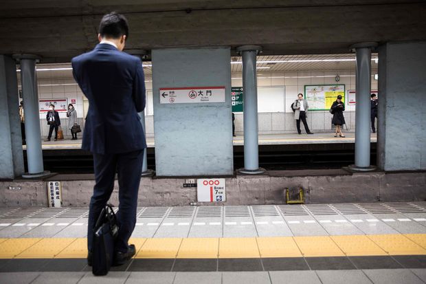 Usurio aguarda trem em estao de metr em Tquio: inflao do Japo caiu em novembro