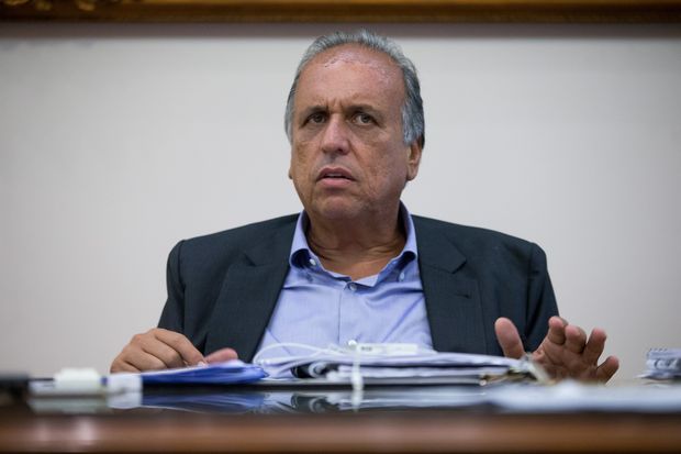 Governador do Rio de Janeiro, Luiz Fernando Pezo, em seu gabinete no Palcio Guanabara