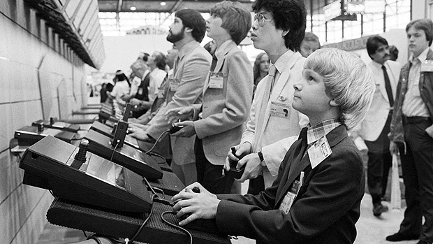 Nesta imagem de 1983, o produtor de games Rawson Stovall, ento com s 11 anos, testa jogos na CES (Bettmann/Getty Images) 