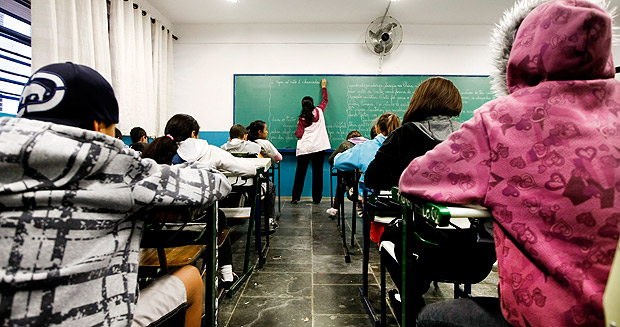 Alunos têm aula de português em sala de aula lotada, na zona sul de São Paulo