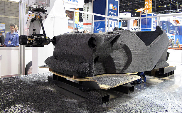 Equipamento imprime um veculo Strati, modelo eltrico, em impressora 3D, da Local Motors, em NY