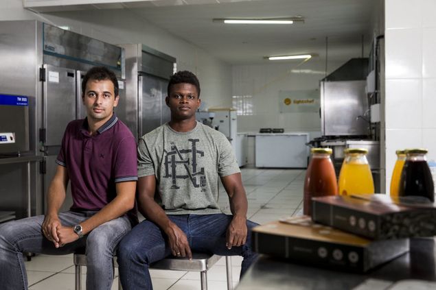 Publicitário Felipe Dubau e engenheiro Leandro Alves, sócios da Light Chef, na sede da empresa em SP