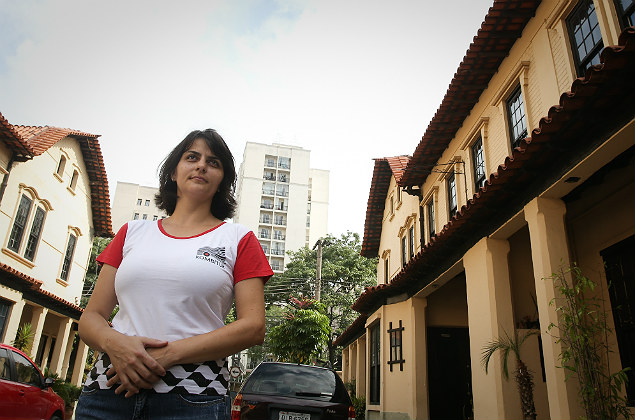 SAO PAULO/SP BRASIL. 12/01/2016 - Raquel, proprietaria da Kombitur, uma agencia de turismo que leva as pessoas ate pontos turísticos de Sao Paulo em uma Kombi (fotografada na Vila Inglesa. Ela nao foi com a Kombi).(foto: Zanone Fraissat/FOLHAPRESS, ESPECIAIS)***EXCLUSIVO***