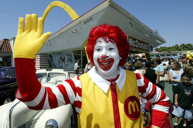 Ronald McDonald em restaurante da Califrnia