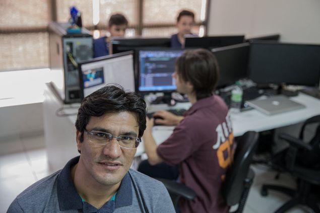 Marivaldo Cabral, com sua equipe da produtora de jogos QUByte, em So Paulo 
