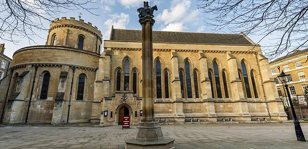 Temple Church, em um pátio meio escondido no coração de Londres, foi o primeiro banco da cidade 