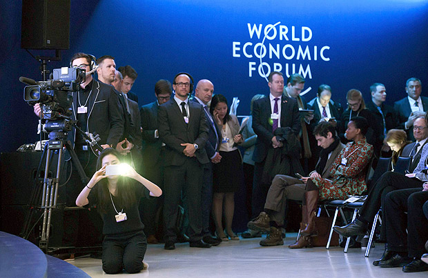 Media, secury and officials wait in the Congress hall for British Prime Minister's speech on the third day of the Forum's annual meeting, on January 19, 2017 in Davos. Theresa May addresses the World Economic Forum in Davos just two days after unveiling her blueprint for the country's departure from the European Union / AFP PHOTO / FABRICE COFFRINI