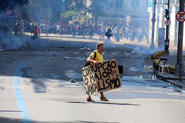 Protesto de servidores públicos na Alerj, no Rio