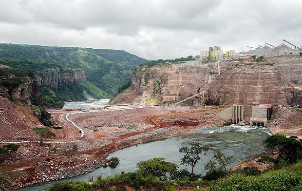 Obras da Odebrecht de aproveitamento hidrelétrico de Lauca, em Angola