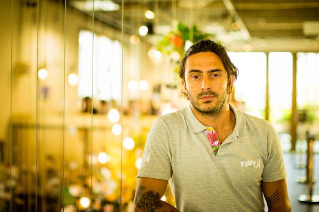 O designer Rafael Cipolla, 29, scio e fundador da empresa Naked Sorvetes, em So Paulo 