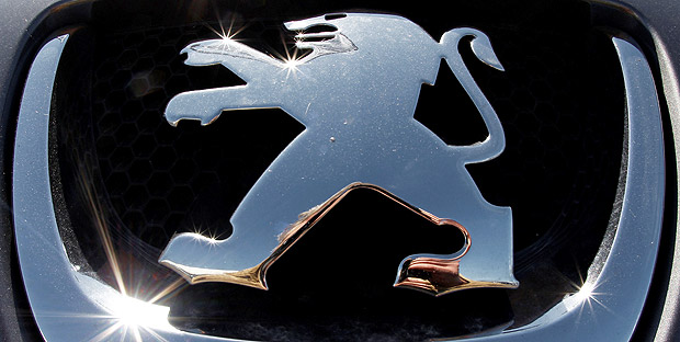 FILE PHOTO: The Peugeot logo is seen on a car at a dealership of French car maker PSA Peugeot-Citroen, Europe's No. 2 automaker by volume, in Selestat, eastern France, September 7, 2012. REUTERS/Vincent Kessler/File photo ORG XMIT: SIN21