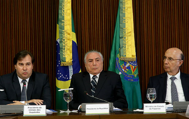 Presidente Michel Temer ao lado do ministro Henrique Meirelles e presidente da Cmara, Rodrigo Maia