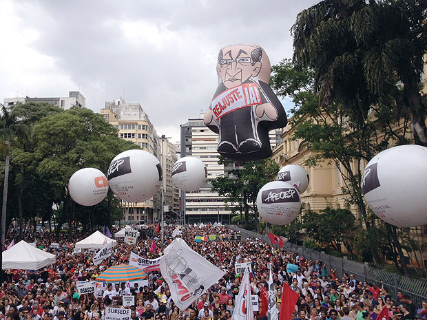 Professores se reúnem na Praça da República, em São Paulo, em protesto contra as reformas trabalhista e da Previdência