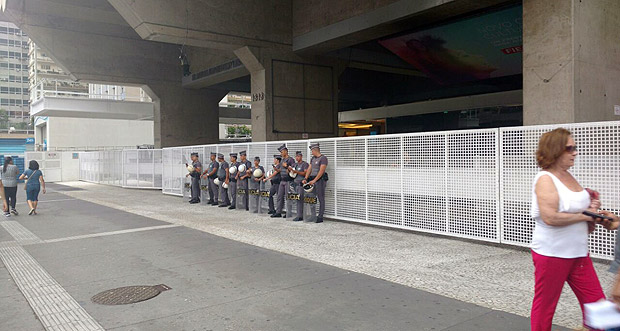 Policiais militares posicionados na frente da Fiesp enquanto manifestantes contra a reforma chegam ao ato; veja *galeria de fotos*