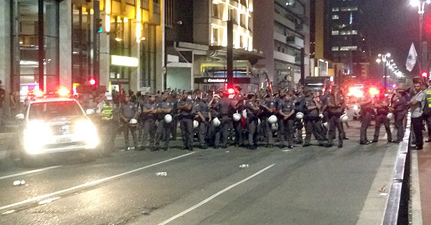 Policiais fazem barreira na avenida Paulista na altura da rua Augusta