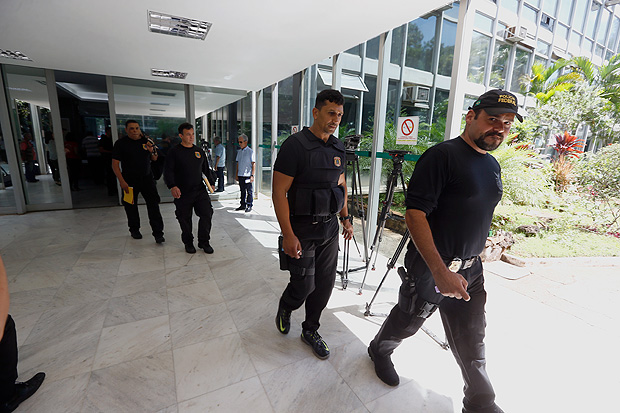 Agentes da PF cumprem mandado de busca e apreensão na sede do Ministério da Agricultura, em Brasília