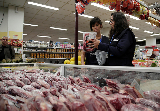 A member of the Public Health Surveillance Agency measures the temperature where the meats are exposed before collecting them to analyse in their laboratory, at a supermarket in Rio de Janeiro, Brazil, March 20, 2017. REUTERS/Ricardo Moraes ORG XMIT: RJO109