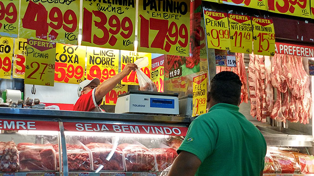 SAO PAULO, SP, BRASIL, 21-3-2017 - CARNES EM MERCADOS - 12:26:08 - Supermercado Ruby, antigo Classe A, na zona leste. O Acougueiro sem luvas, alta concentracao de moscas, moedor de carne sujo, sem termometro aparente. (Foto: Rivaldo Gomes/Folhapress, NAS RUAS) ***EXCLUSIVO AGORA *** EMBARGADA PARA VEICULOS ONLINE *** UOL E FOLHA.COM CONSULTAR FOTOGRAFIA DO AGORA *** FOLHAPRESS CONSULTAR FOTOGRAFIA AGORA *** FONES 3224 2169 * 3224 3342 ***
