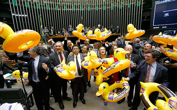 Patos inflveis so usados em protesto contra projeto de terceirizao