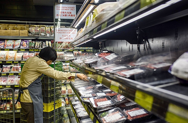 Funcionrio tira carne brasileira da prateleira em Hong Kong