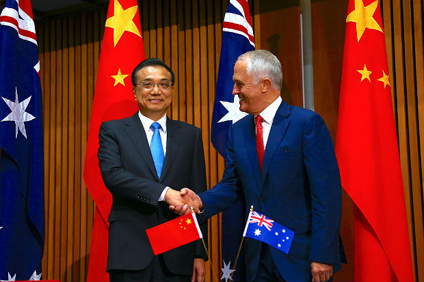 Primeiro-ministro chins, Li Keqiang (esq.), aperta a mo do primeiro-ministro australiano, Malcolm Turnbull